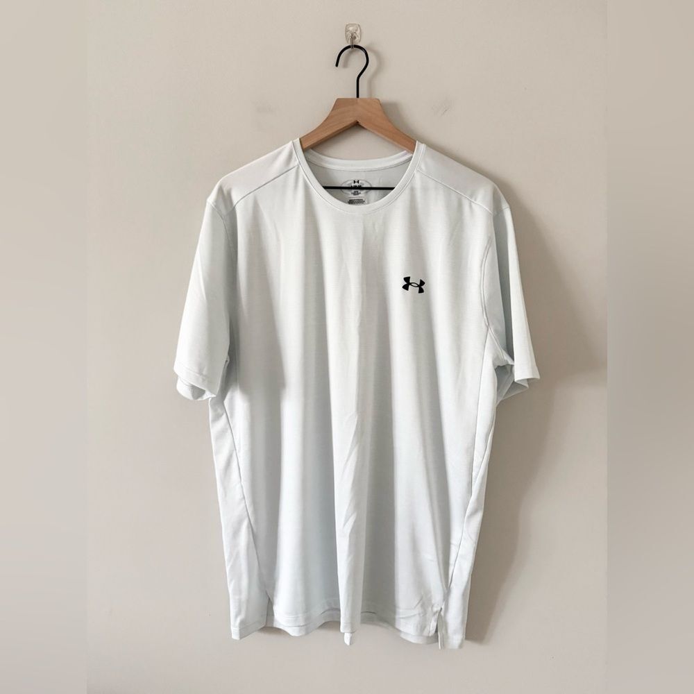 Under Armour Short Sleeve Athletic Tee in Thin Stripe Light Gray Size L